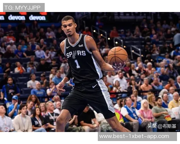 张佳玮解析马刺战术文班拿防守篮板后迅速推进全队快攻策略 张佳玮解析马刺战术文班拿防守篮板后迅速推进全队快攻策略